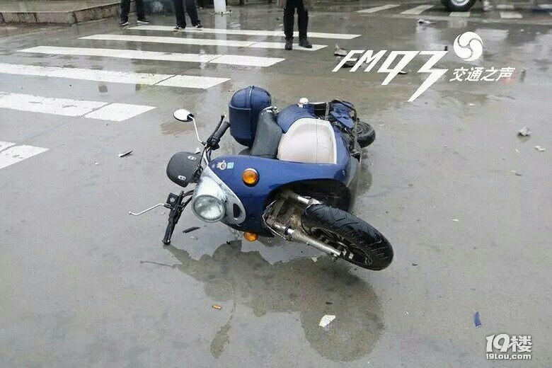 漫画吓人!浙江14岁头像骑电动车被撞飞!视频口罩戴少女的女生图片