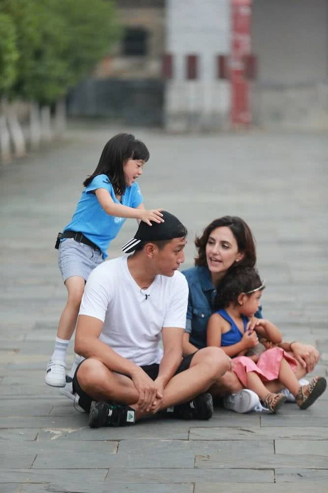 美女与美女妻子安娜刘烨合照,东西方许晴各有生化后台大图片