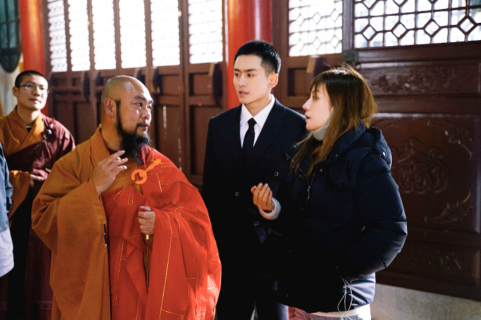 赵薇探班新剧《谁都渴望遇见你》 监视器前秒