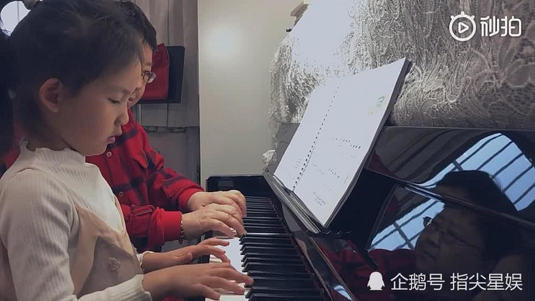 孙莉晒多妹学钢琴视频,她和姐姐一样优秀,被赞