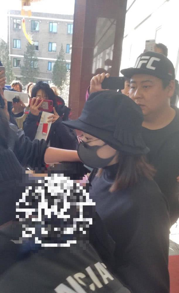 赵丽颖产后首次现身状态良好 工作人员护住孩