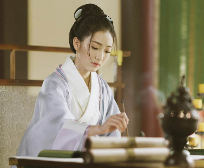 《东宫》中的赵瑟瑟穿现代装超美!大长腿亮眼,颜值不输女主