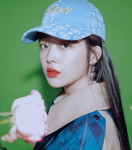 人间水蜜桃崔雪莉亮相活动 头发油到不忍直视