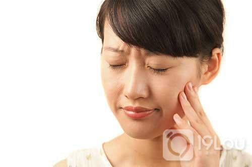 老習(xí)俗害人不淺！坐月子不刷牙,差點(diǎn)一口牙全廢了！