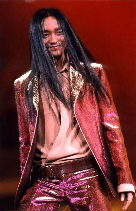 张国荣生平最后一场演唱会,如今看依然超前卫