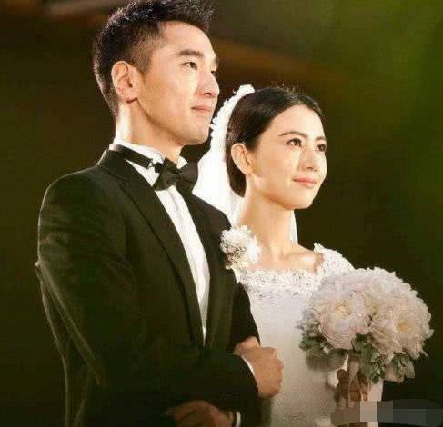 高圆圆怀孕后首次公开露面,化淡妆录视频,简单