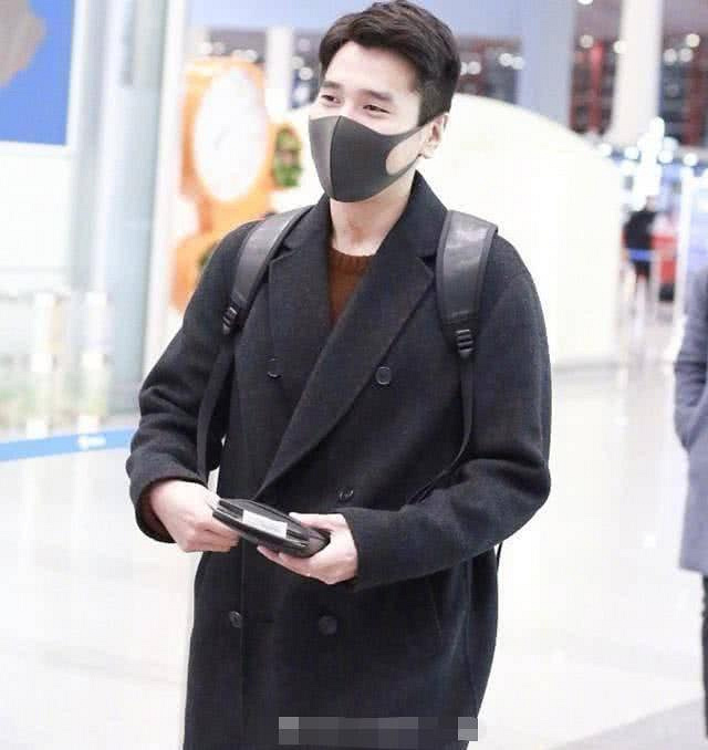 高圆圆怀孕后首次公开露面,化淡妆录视频,简单