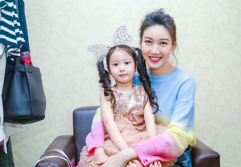 《都挺好》小咪与爷爷苏大强再同框,头扎小辫