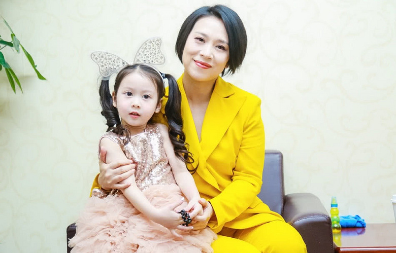 《都挺好》小咪与爷爷苏大强再同框,头扎小辫