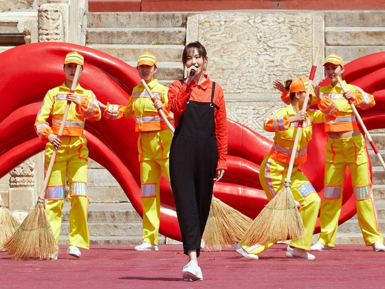 唐嫣五一晚会连唱两首歌,资源实力赶超杨幂,姐