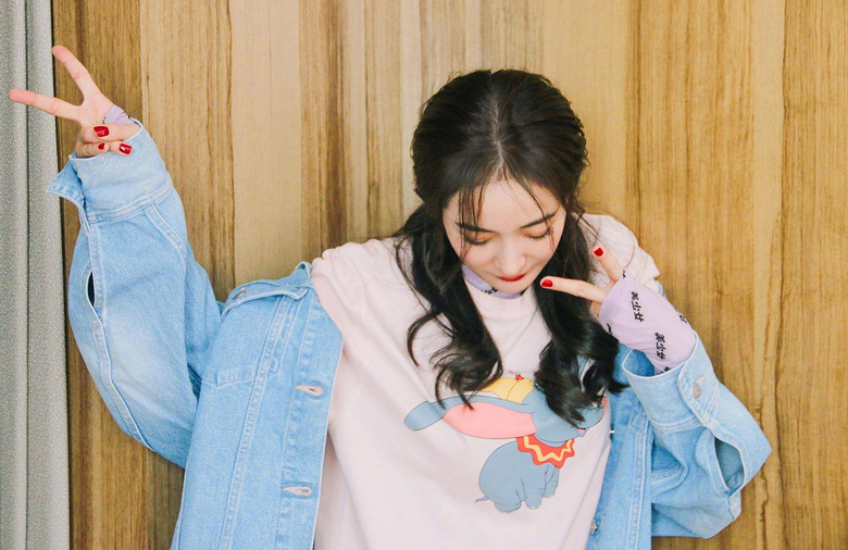 唐嫣五一晚会连唱两首歌,资源实力赶超杨幂,姐