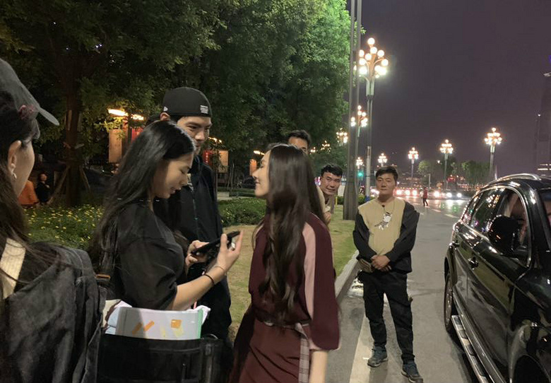 向佐甜蜜探班郭碧婷 片场对视热聊笑开怀