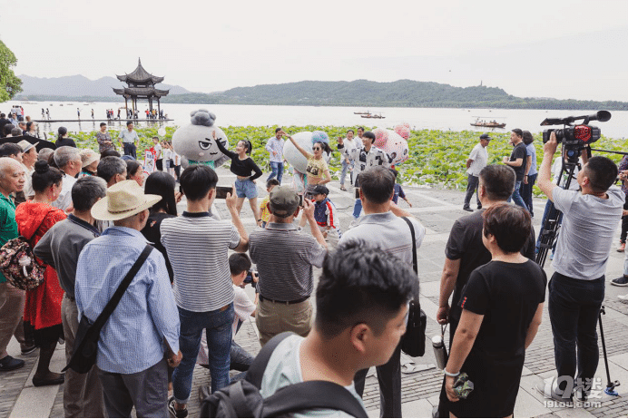 西湖邊來(lái)了甜蜜小精靈！大云云寶為杭州小朋友送上暖心陪伴