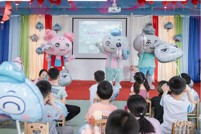 西湖邊來(lái)了甜蜜小精靈！大云云寶為杭州小朋友送上暖心陪伴
