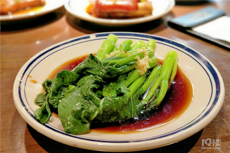 【探店】兩根長長的骨頭配上胡椒味的清湯，超好吃！