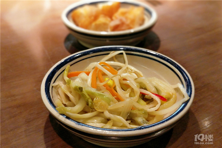 【探店】兩根長長的骨頭配上胡椒味的清湯，超好吃！