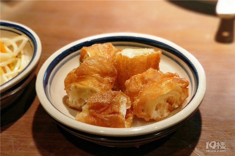 【探店】兩根長長的骨頭配上胡椒味的清湯，超好吃！