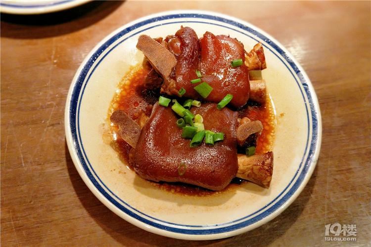 【探店】兩根長長的骨頭配上胡椒味的清湯，超好吃！