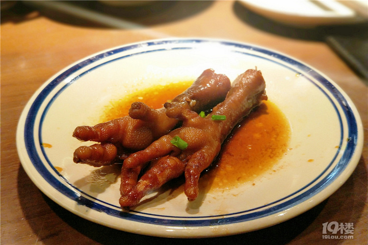 【探店】兩根長長的骨頭配上胡椒味的清湯，超好吃！