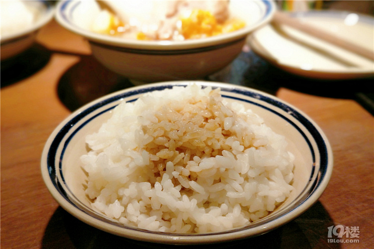 【探店】兩根長長的骨頭配上胡椒味的清湯，超好吃！