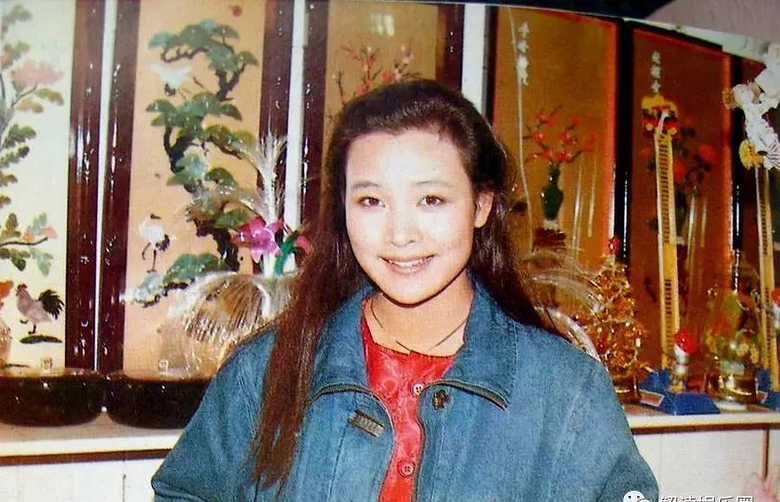 58岁陈冲近照曝光,她17岁成影后,尊龙为她一生