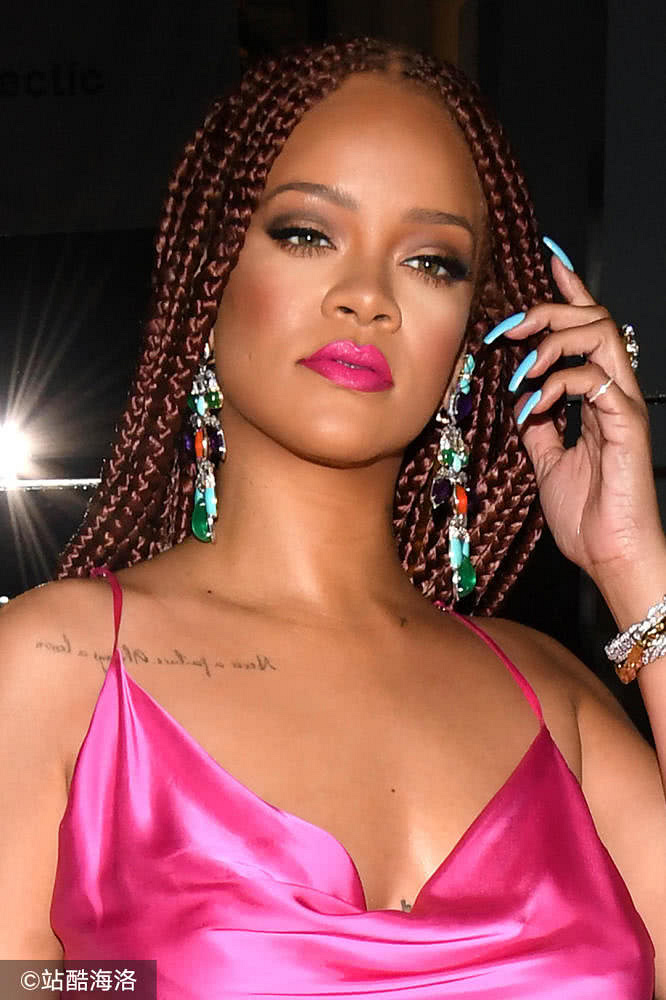 全球最富女歌手蕾哈娜穿死亡芭比粉霸气出街