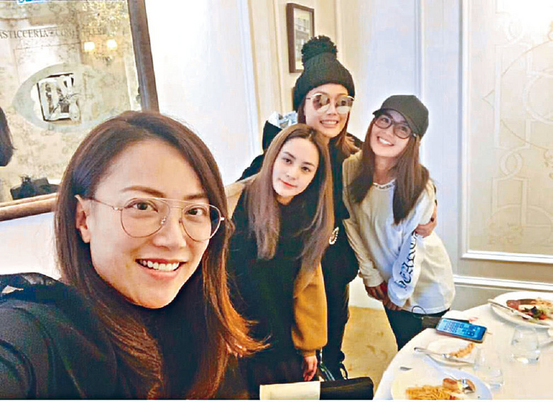 捧红谢霆锋容祖儿的霍汶希罕见和女儿外出,至今未婚女儿生父是