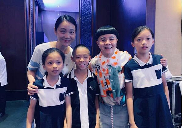 众名嘴同框:朱军携妻子现身 杨柳赵普略显发福