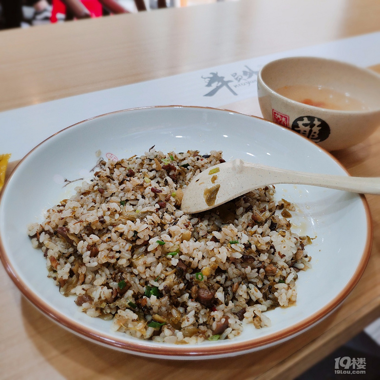前方發(fā)現(xiàn)炒飯新品——菌菇酸菜炒飯，吃一口想兩口！