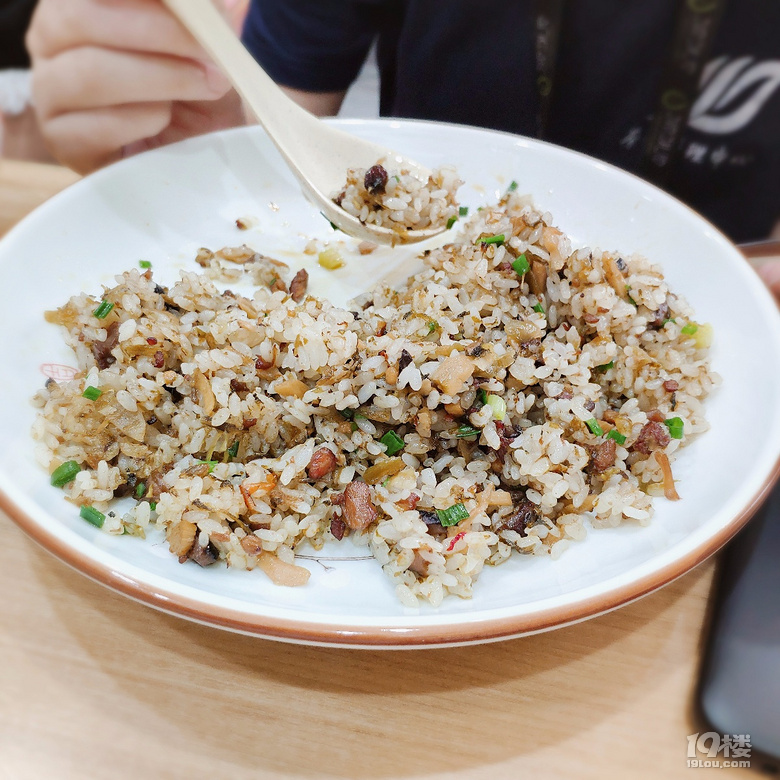 前方發(fā)現(xiàn)炒飯新品——菌菇酸菜炒飯，吃一口想兩口！