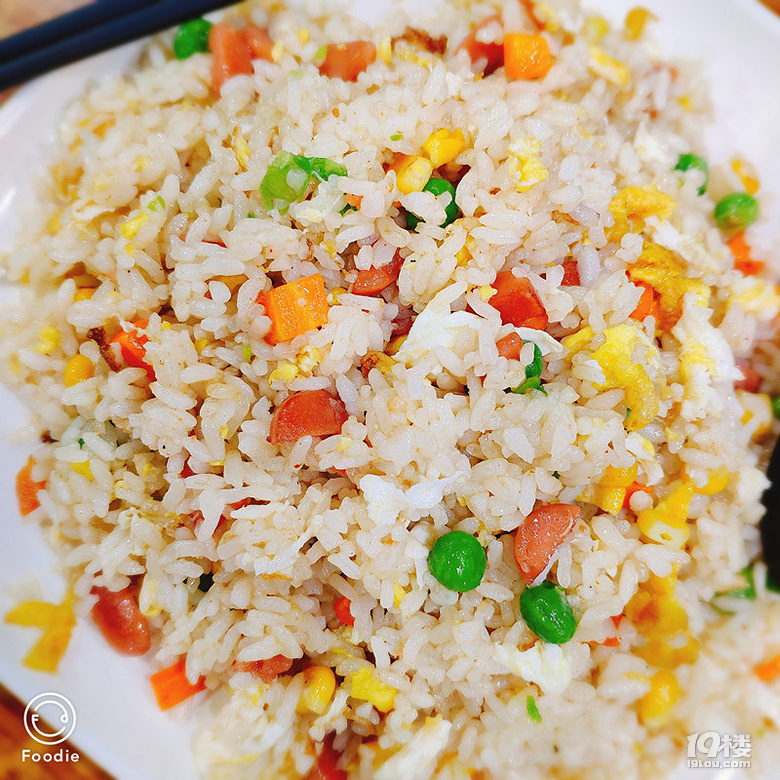 前方發(fā)現(xiàn)炒飯新品——菌菇酸菜炒飯，吃一口想兩口！