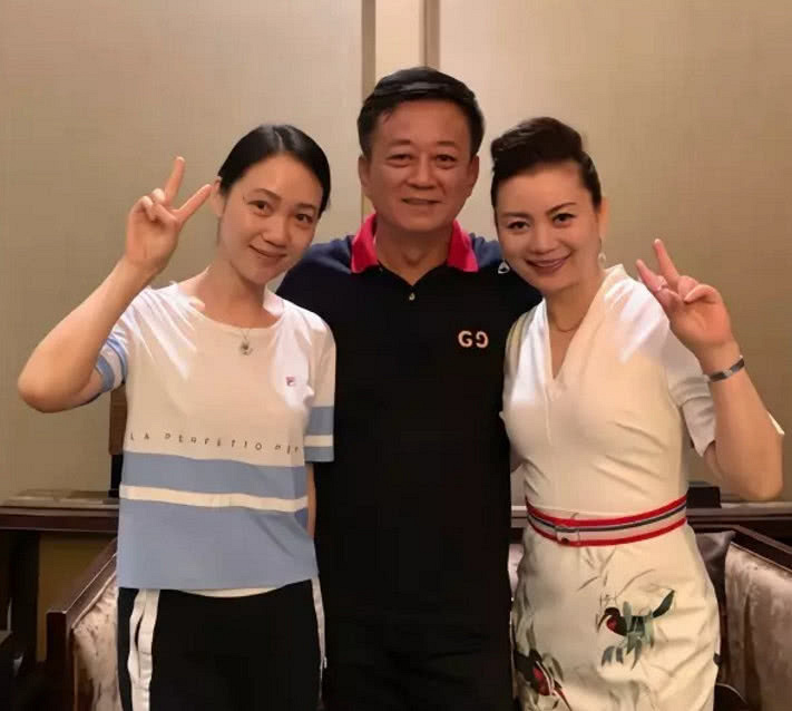 偶遇朱军一家三口回老家,儿子罕见出镜长大了,全家福合影超温