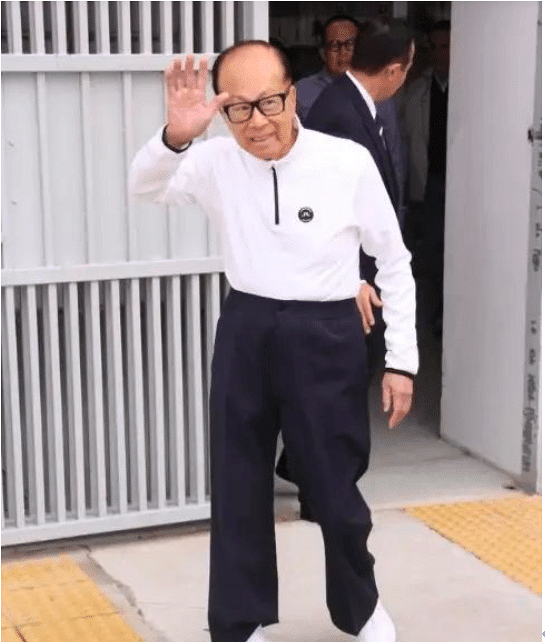91岁李嘉诚机场遇孩子,大方捐助旅费100万,网友:心中有大