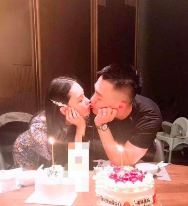张馨予为军官老公庆生,结婚1周年甜蜜亲吻,何捷身材抢镜