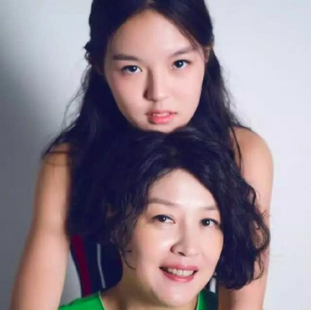 李咏去世后哈文独自过七夕,频繁换头像,女儿法图麦成支柱?