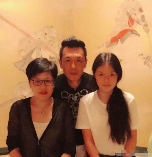 李咏去世后哈文独自过七夕,频繁换头像,女儿法图麦成支柱?