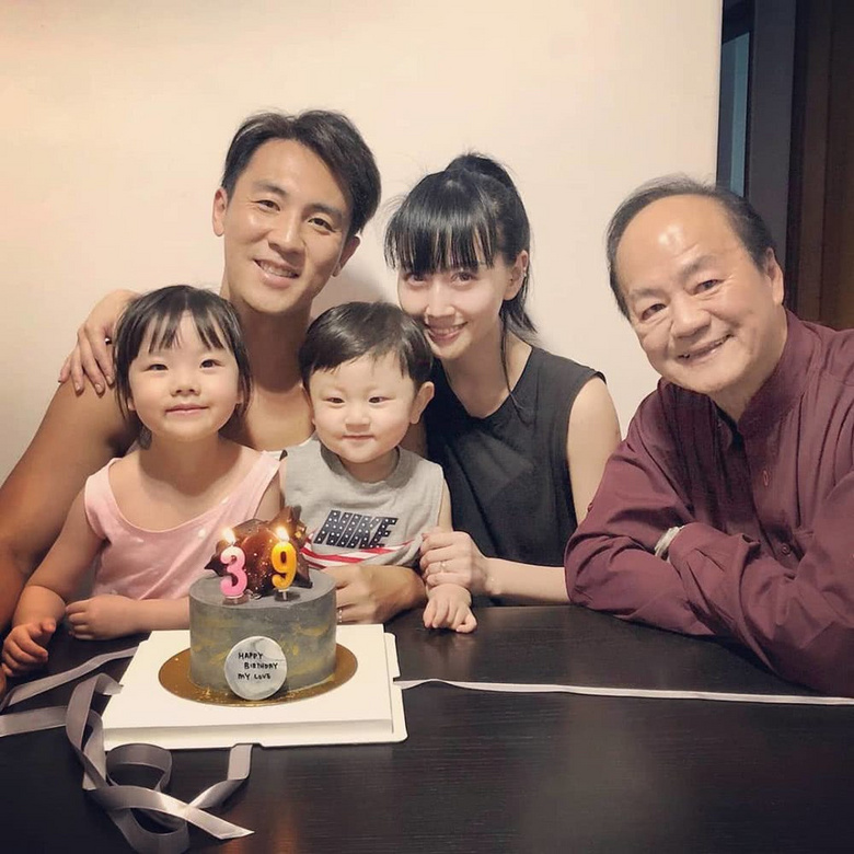 包青天狄龙在家庆祝73岁生日 搂着两位爱孙笑