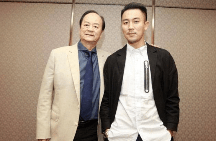 包青天狄龙在家庆祝73岁生日 搂着两位爱孙笑