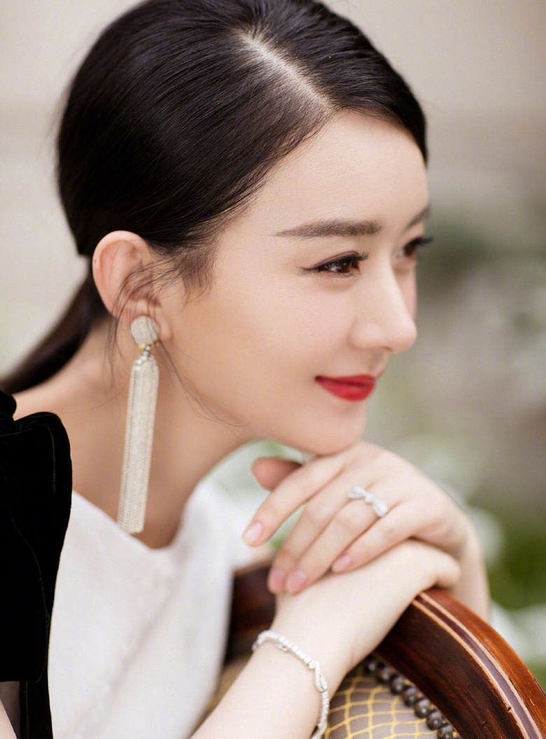 赵丽颖复出美出天际,五官越发精致神似天王嫂