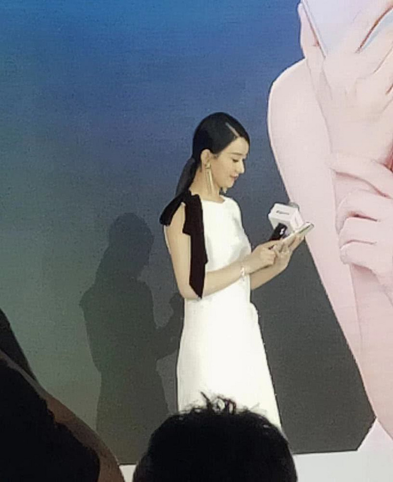 网曝赵丽颖生孩子付出多,脱发严重,复工又被郑