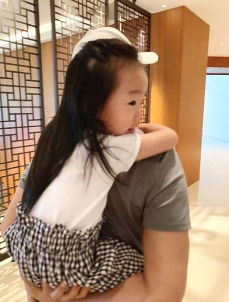 伊能静深夜晒照秀幸福 秦昊陪女儿游玩很是温馨