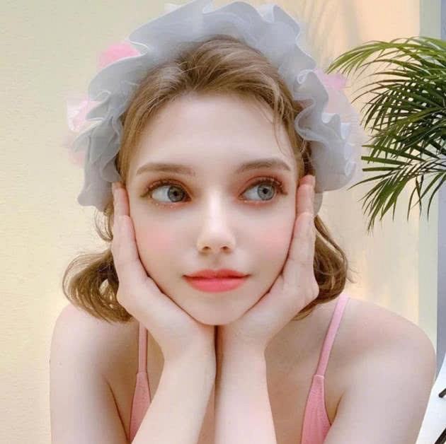 21岁德国女孩有"超越人类"的颜值,脸都赶不上小孩的巴掌大