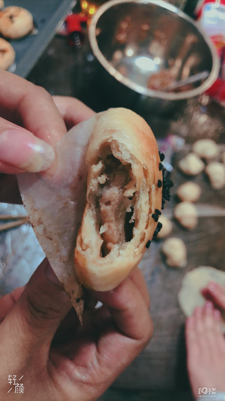 中秋晚上約上好友，在家一起做月餅。