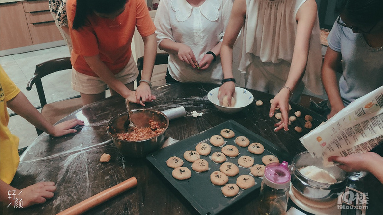 中秋晚上約上好友，在家一起做月餅。