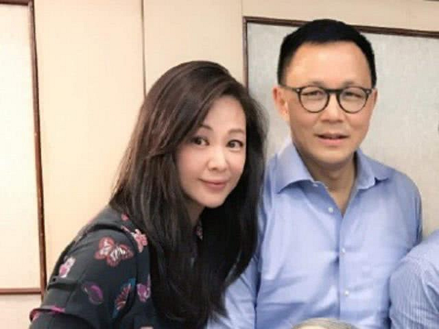 51岁王馨平与富豪丈夫低调庆结婚18年,夫妻仍恩爱可惜无子