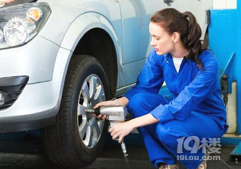 汽車輪胎跑多久才能四輪換位？老司機：若不想吃苦就按照這個來