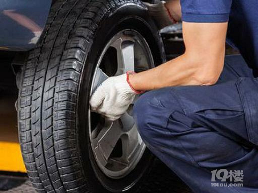 汽車輪胎跑多久才能四輪換位？老司機：若不想吃苦就按照這個來