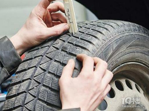 汽車輪胎跑多久才能四輪換位？老司機：若不想吃苦就按照這個來