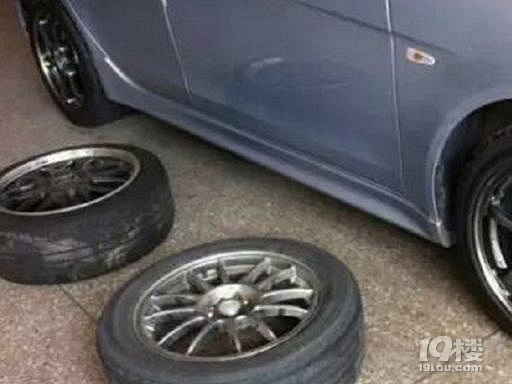 汽車輪胎跑多久才能四輪換位？老司機：若不想吃苦就按照這個來