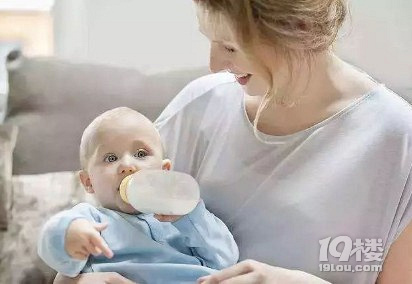 新手媽媽遇到寶寶吐奶、嗆奶，該如何應對？